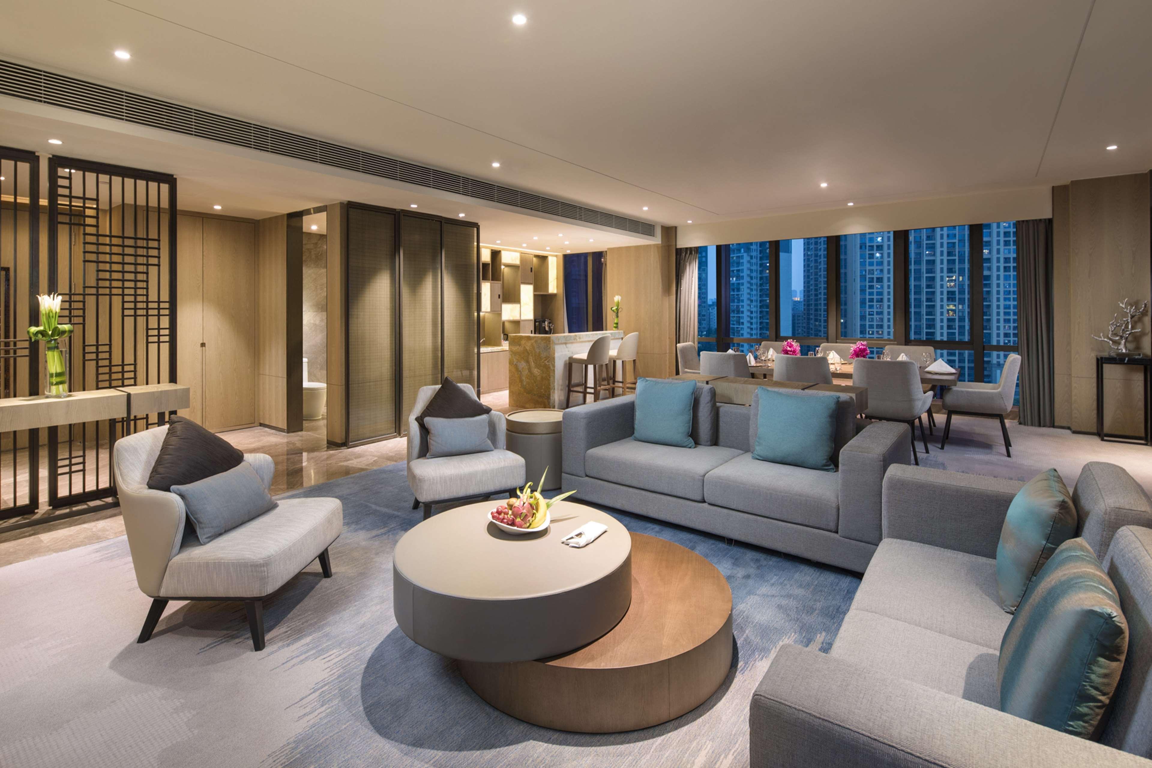 Doubletree By Hilton Hotel Shenzhen Longhua, Near Huawei, Foxcnn, Shenzhen North Railway, Uniwalk & Uniworld Shopping Mall, Sam'S Club Exterior photo